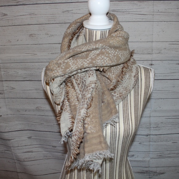 Beautiful Knit Fringe Edge Shoal Scarf - Picture 4 of 4